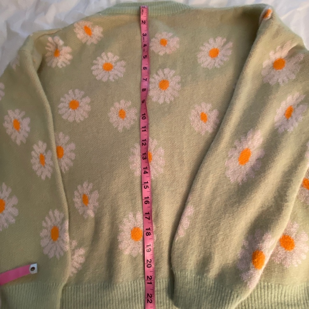 Light green cardigan/sweater, white & orange daisies.One size.Fun & flattering - Picture 8 of 12